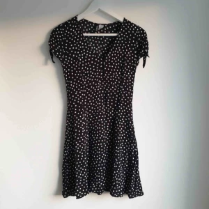  - Super snygg sommar klänning från H&M. Nyskick så hoppas den kommer att hitta ny garderob! Frakt tillkomner om du inte är från Uppsala 