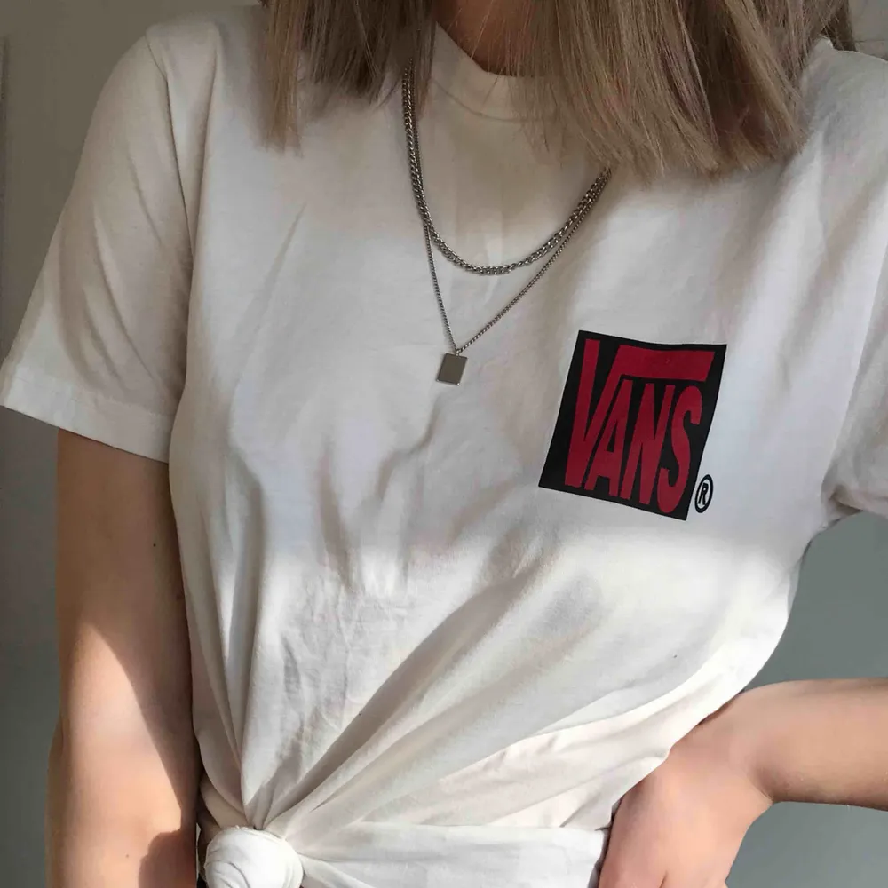 Cool t-shirt från VANS med ett större tryck på ryggen och ett mindre på framsidan. Kan antingen mötas i Lund eller skickas mot en kostnad ❤️. T-shirts.