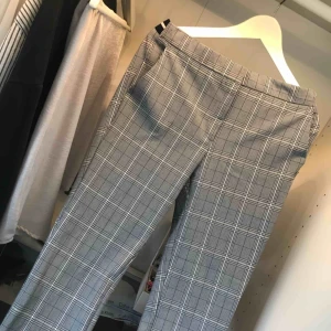  - Säljer mina rutiga kostymbyxor från Zara. Storlek L men funkar för M också. Fint skick och ordinariepris var 399:-
