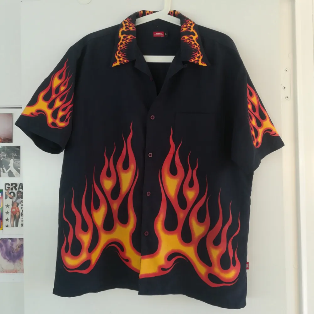 Najs oversize skjorta med flames. Sitter flowy på mig som har S, tror den sitter bra på XS-L🌸🔥. Skjortor.
