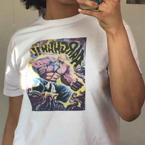  - En jättecool t-shirt med tryck. ♥️ Tycker den är skitsnygg men sitter lite för tajt i armhålan :( frakt tillkommer 