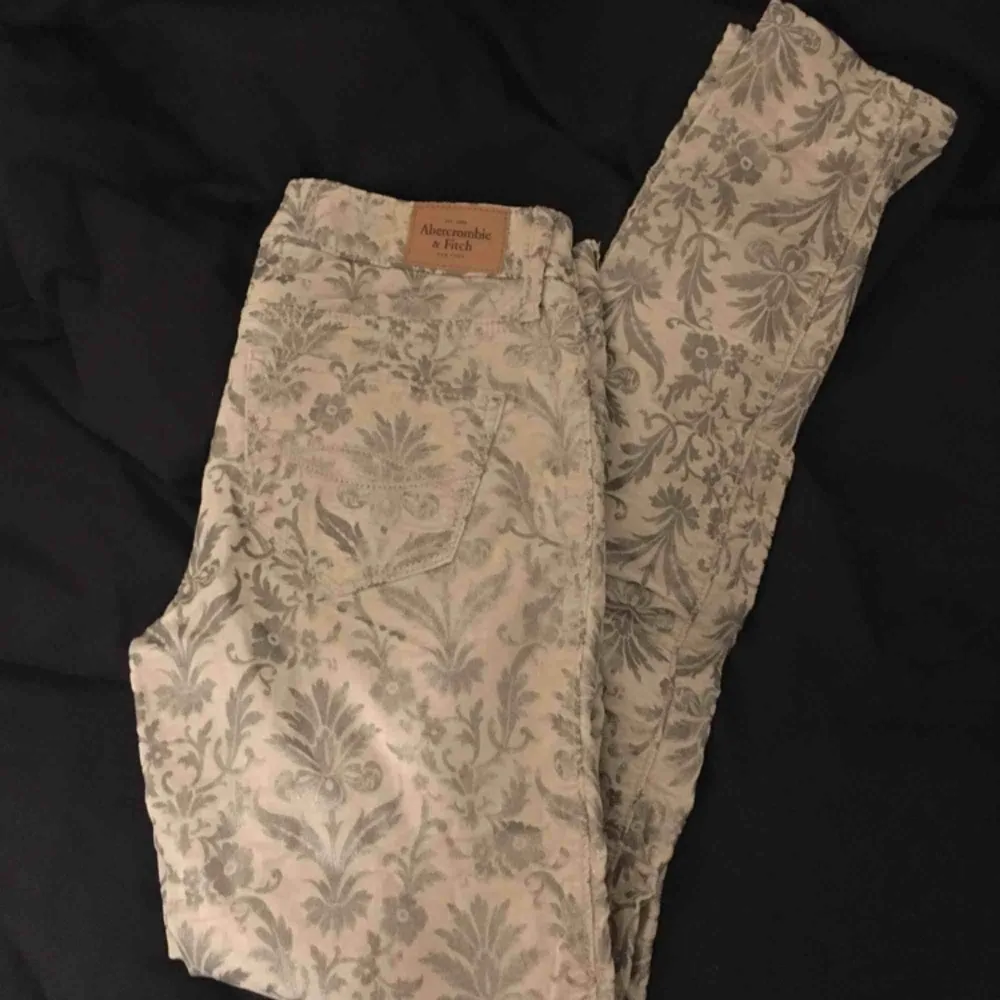 Ett par mönstrade byxor i vaniljfärgat och grått. Byxorna är i storlek 25!  Kontakt: 0732500530(nås på sms) Teamarkholm@gmail.com  Köparen står för frakten !. Jeans & Byxor.