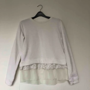  - Beige/cream sweatshirt✨ köpt i Spanien, passar  s/xs👍🏻
