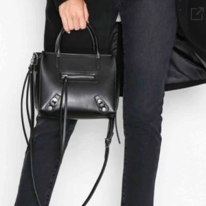  - Säljer denna väskan från Nelly.com, slutsåld där och i nyskick! 