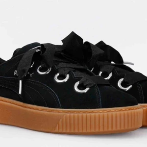  - Puma Platform Kiss Suede, använda endast en gång pga fel storlek. Kartong finns. Nyprisu 1199:-
