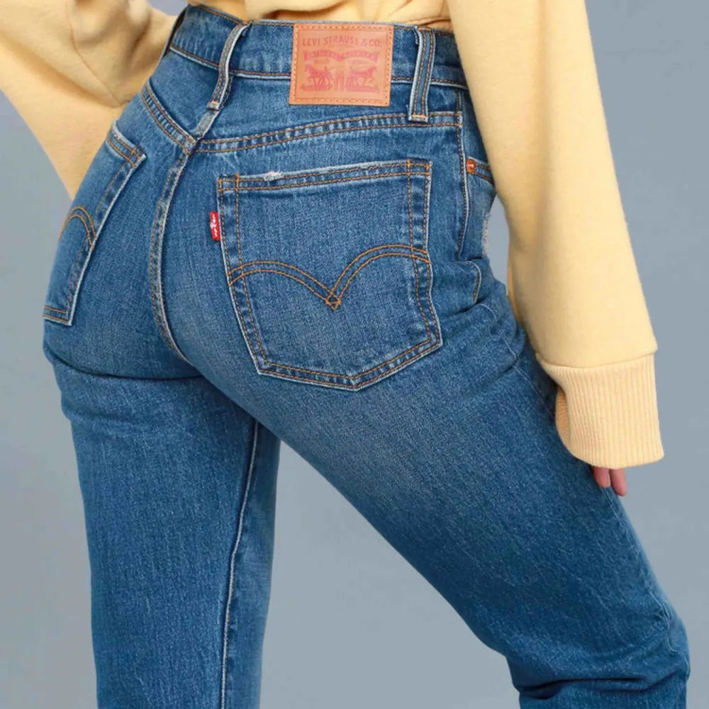 Ett par skitsnygga Levis wedgie jeans. Rak modell och sitter bra över rumpan. Längden och passformen ser ni på andra bilden. Väldigt sköna jeans med lite stretch. Snygg touch med lite fransar längst nere. Inköpta för 1199kr.. Jeans & Byxor.