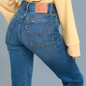  - Ett par skitsnygga Levis wedgie jeans. Rak modell och sitter bra över rumpan. Längden och passformen ser ni på andra bilden. Väldigt sköna jeans med lite stretch. Snygg touch med lite fransar längst nere. Inköpta för 1199kr.