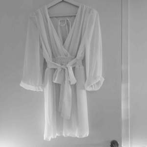 Super fin vit klänning som passar både S och XS. Näst intill oanvänd. Har du några frågor eller vill ha fler bilder är det bara att skriva till mig :) Frakt betalar köparen. 