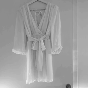  - Super fin vit klänning som passar både S och XS. Näst intill oanvänd. Har du några frågor eller vill ha fler bilder är det bara att skriva till mig :) Frakt betalar köparen. 