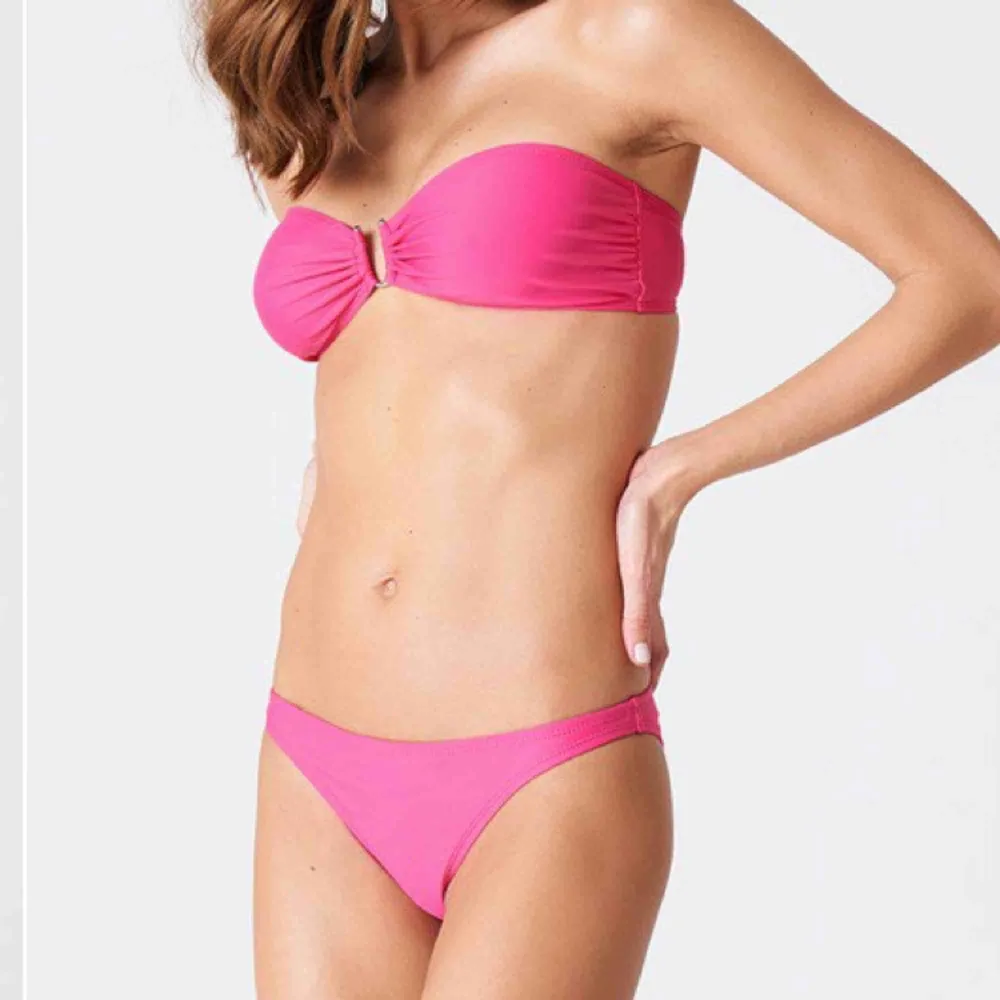 Rosa oanvänd bikinitrosa från NA-KD. Köpte för att matcha annan rosa färg på bikiniöverdel men dem var inte samma. Nypris 49kr, säljer för 30 inkl frakt. Övrigt.