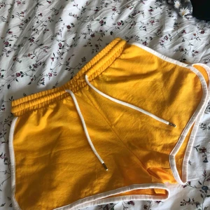  - Skit snygga gula shorts från Monki! Endast använda en gång. Katt finns i hemmet!