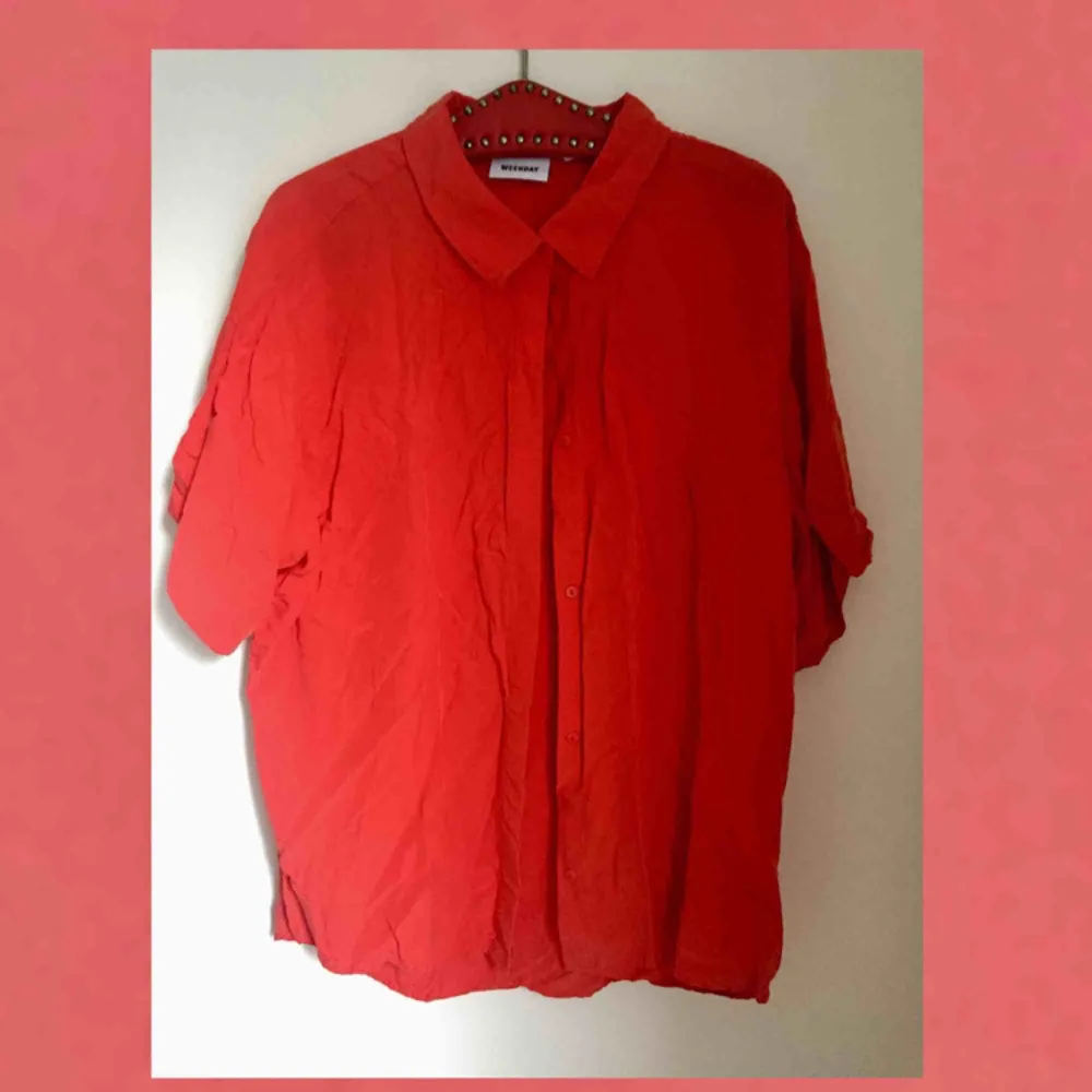 Oversize Skjorta från Weekday, stl L. Härlig röd färg!  130 inkl frakt :) . Skjortor.