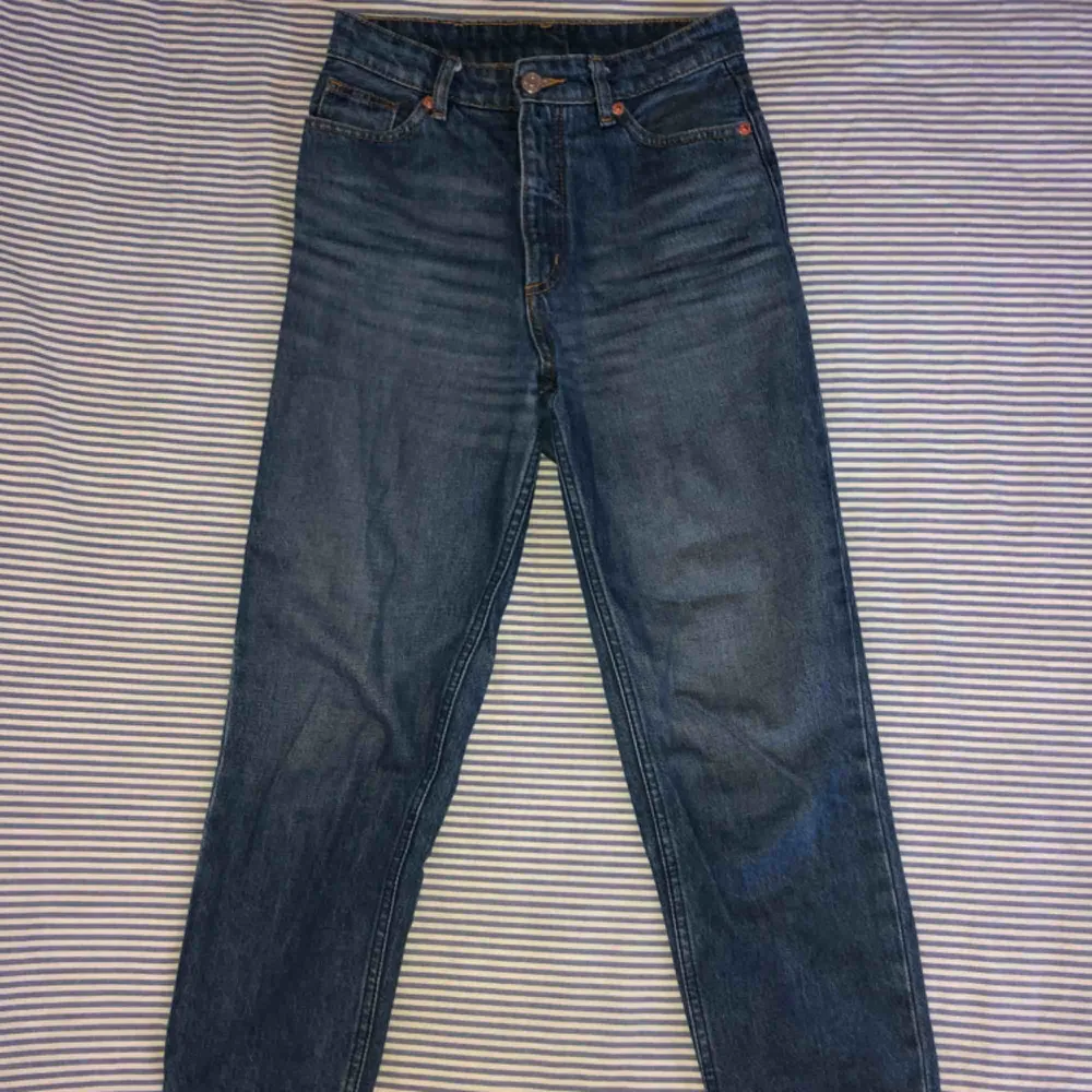 Blå jeans från monki i modellen taiki. Jeans & Byxor.