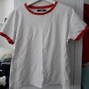 Jag säljer denna vita t-shirt med orangea sträck på armar och kragen för ett väldigt billigt pris eftersom den aldrig kommer till användning. Har använt den cirka 3 gånger. Köparen står för frakten men kan mötas upp i Kalmar området. Hör av dig om du är intresserad eller har frågor! :D