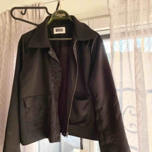  - Satinjacka från Weekday. Har små slitningar på bröstet men som inte syns vid användning. Fri frakt