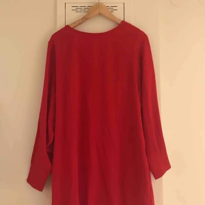  - Klarröd långklänning från Mango. Aldrig använd, med prislapp. Jättesnygg!!!