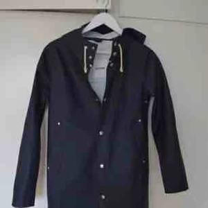  - Denna fina regnjacka från STUTTERHEIM har jag använt ett fåtal gånger. Storleken är XXXS men sitter som en XS, färgen är marinblå 