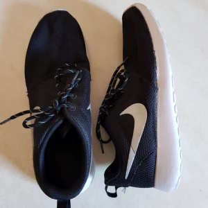  - Snygga nike-skor, knappt använda. Frakt ej inkluderat.