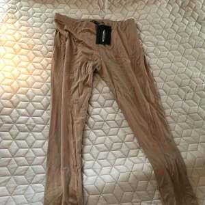  - Snygga midjehöga tights perfekt med en partytopp nu i sommar dessvärre för stora för mig Aldrig använda Frakt tillkommer med 55