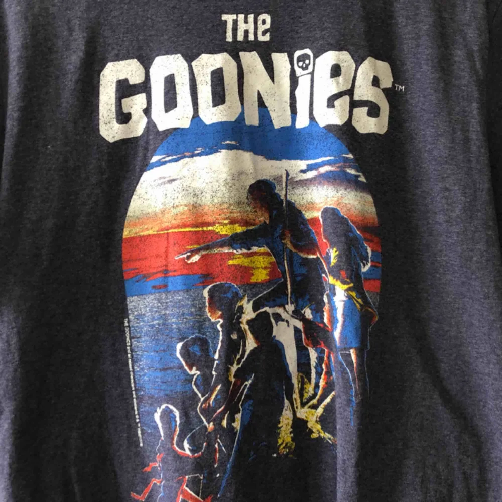 T-shirt The Goonies. Kan hämtas k Uppsala eller skickas mot fraktkostnad 39 sek . T-shirts.