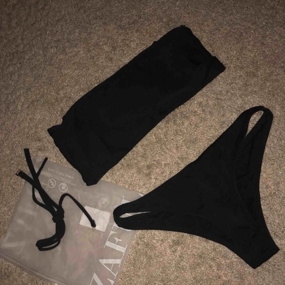 Snygg (svart) bandeau bikini från Zaful. Säljer pågrund av att den är för liten för mig. Ett extraband följer med som man kan sätta fast på överdelen!✨. Övrigt.