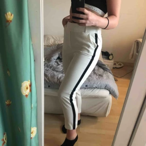  - Vita byxor med svart rand längs benet, köpta på Zara men aldrig kommit till riktig användning, skönt& stretchigt material