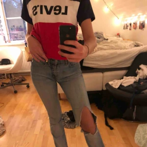  - Levis t-shirt som inte längre kmr t användning. Bra skick. Nypris 300kr. Frakt tillkommer, kan annars mötas upp. Skriv för fler bilder eller övriga frågor💘