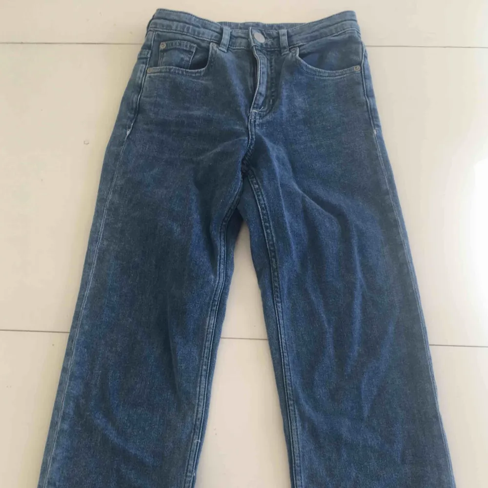 Jättefina jeans med vida ben från H&M :)                             Sparsamt använda och i fint skick.                                     Frakten är gratis. Jeans & Byxor.