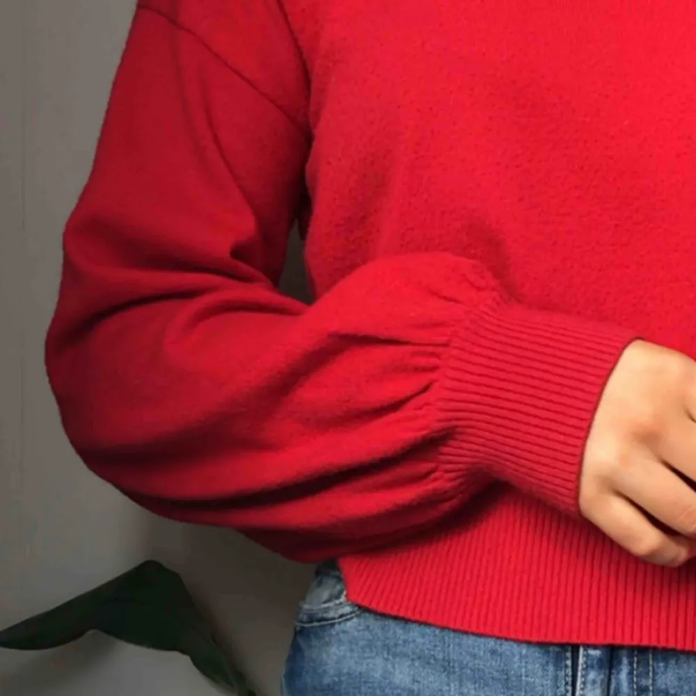 Mysig röd tröja med ballongärmar från Monki i bra skick! Frakt tillkommer på 55kr 🌹. Tröjor & Koftor.