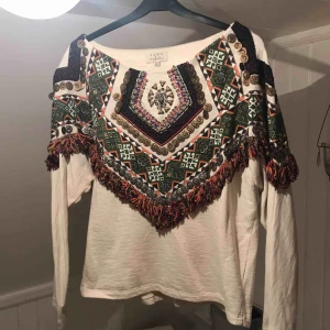  - Säljer min fina tröja från Zara. Använd men i fint skick. Enstaka stenar saknas men i övrigt hel! 