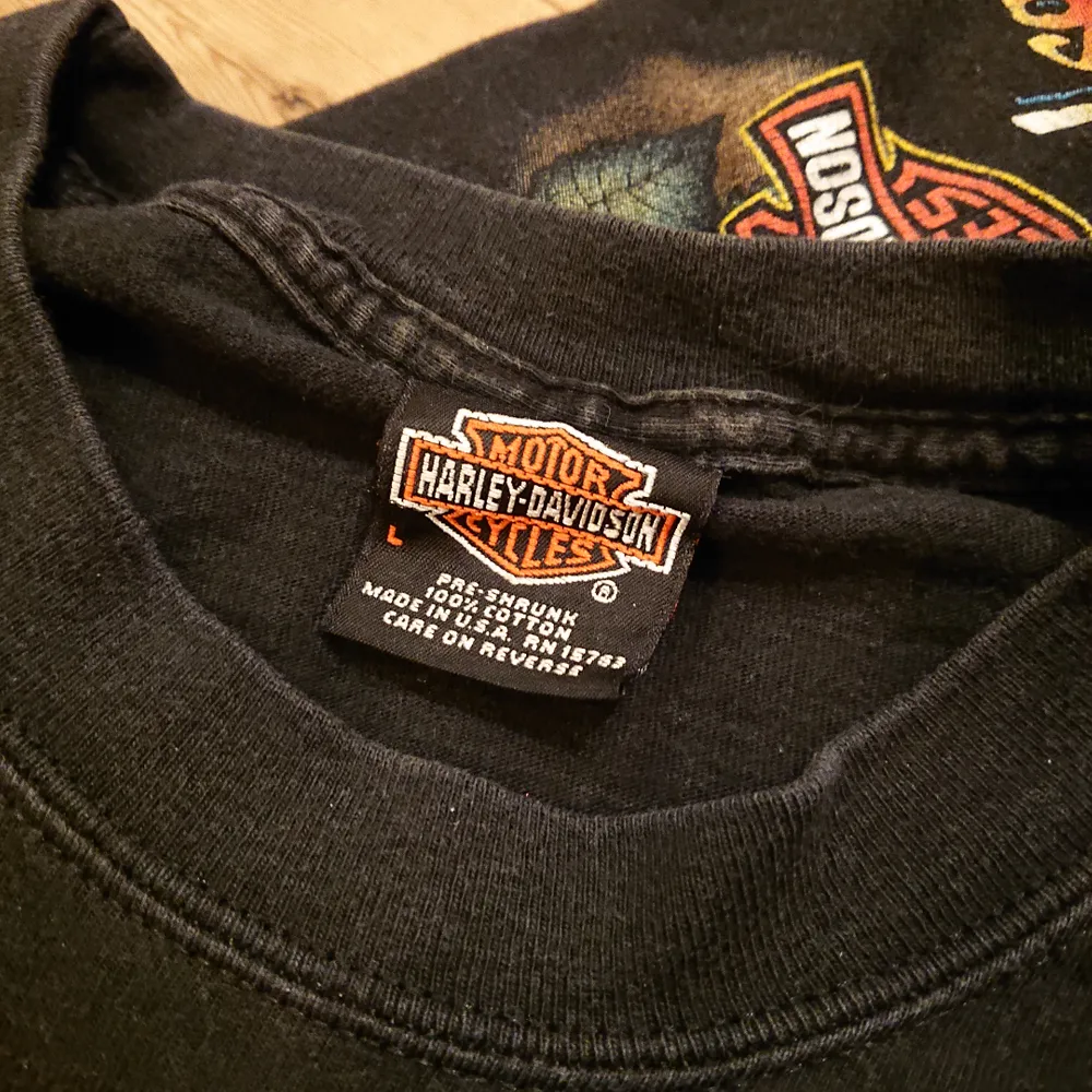 Snygg tröja från Harley-Davidson i fint skick! . T-shirts.