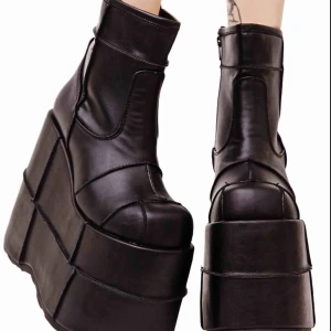  - Säljer mina supercoola Demonia Stack 201. Använda ett fåtal gånger så de har några skavanker (sista bilden) men inget man lägger märke till om man inte tittar noga.  Klacken är 17 cm och under främre delen av foten är platån 11cm. 💖