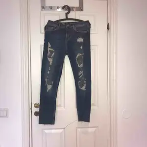 Ett par slitna blåa Mum-jeans som är använda max 3 gånger så alltså i väldigt bra skick! Kan mötas upp i Uppsala eller så står köparen för frakten!:)