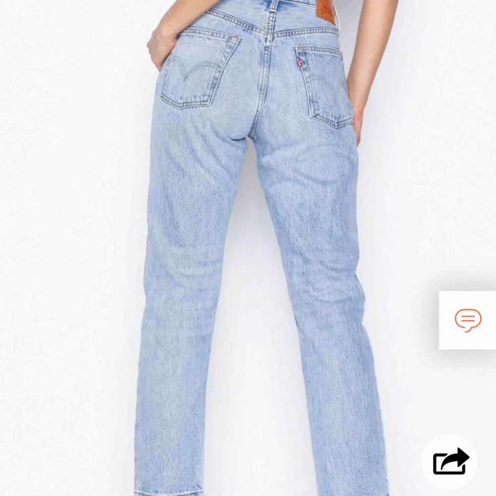 Säljer Levis jeans 501 pga passar inte mig. Använda några timmar! Storlek W26/L28. Köpte dom för 1100kr men säljer för 500kr. Jeans & Byxor.
