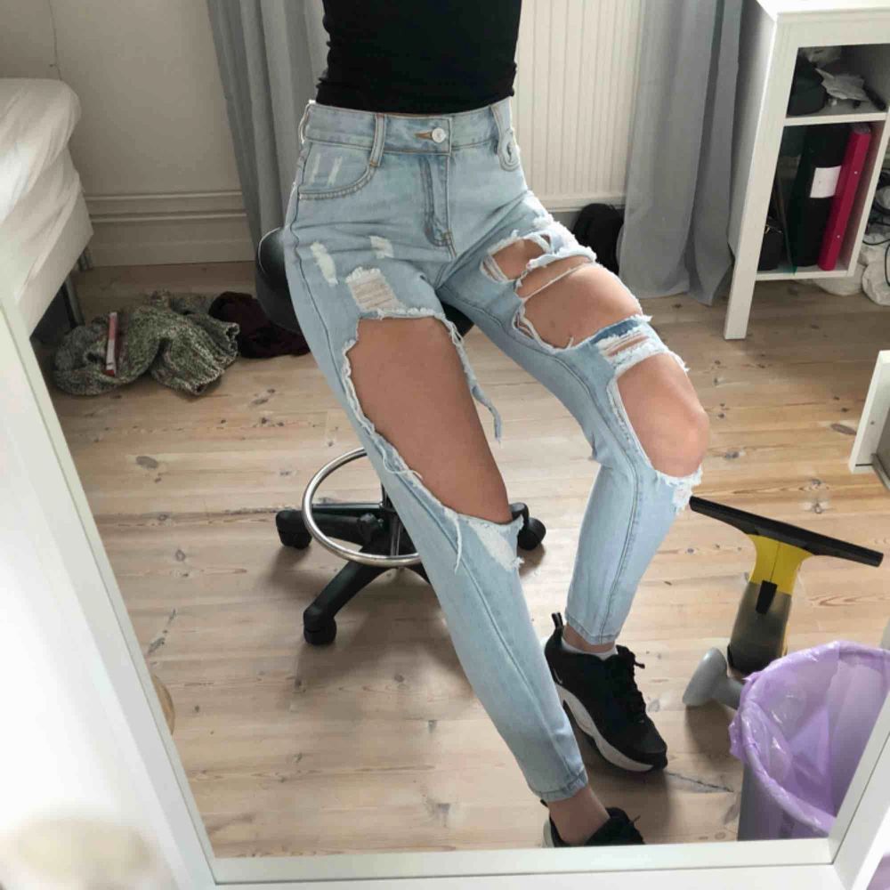 Slitna jeans med många hål, skitsnygga | Plick Second Hand