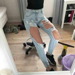  - Slitna jeans med många hål, skitsnygga med fishnets under. Märkta som M men passar bättre för XS/S, köpta på second hand