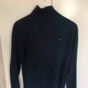  - Tommy Hilfiger polotröja i fint skick. Storlek S men passar även M