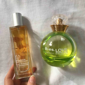  - Två parfymer, en BodyShop vaniljblomma och en kopia av DKNY äpple. Den gröna luktar precis lika som orginalet och är helt full. Vaniljen är halvfull:)) köp  båda för 90kr inklusive frakt! Kan mötas upp i Falun:)
