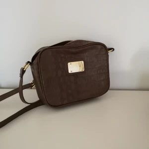  - Brun väska med gulddetaljer. Superfin handväska, funkar till vardags och fest! 