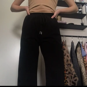  - Pösiga byxor med knappar längst sidan