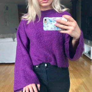  - Lila stickad croppad stickad tröja från NA-KD. Riktigt snygg och mysig! Fraktar men fraktkostnad tillkommer☺️