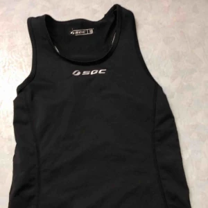 SOC - Ett SOC träningslinne i strl 146/152 som använts men är i bra skick. Är alldeles för liten för mig så säljer den gärna 