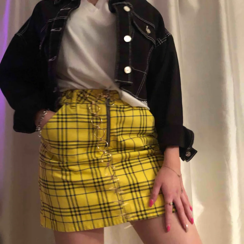 Asball kjol från topshop som är köpt i London💖 sparsamt använd!! Jeansmatrial! Det är storlek 40 men sitter som en S/M och du kan även ha skärp i⭐️. Kjolar.