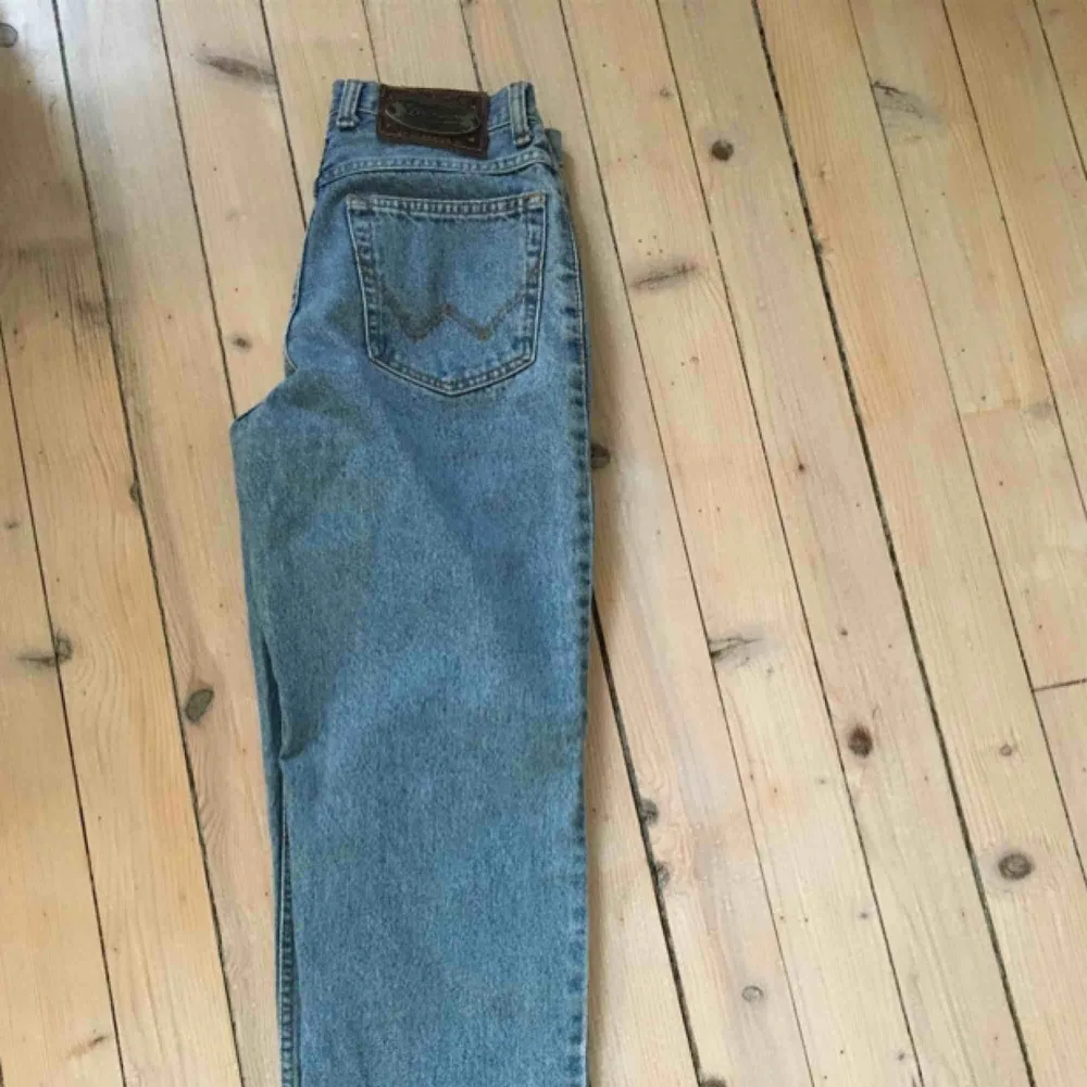 Oanvända! Hittar ingen storlek men skulle uppskatta till W26.. Jeans & Byxor.
