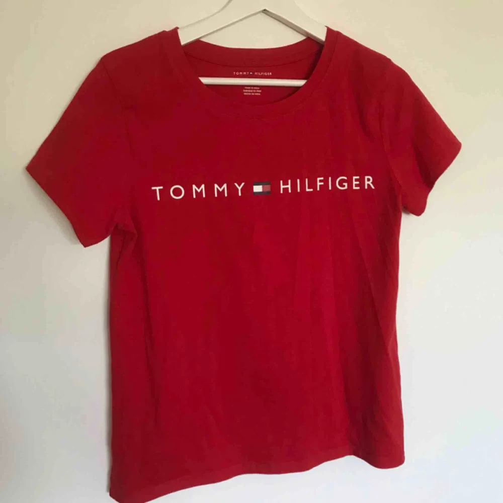 Jättefin röd Tommy Hilfiger tshirt. Köpt på Pacsun i USA. Den kommer tyvärr aldrig till användning. Jättefint skick.. T-shirts.