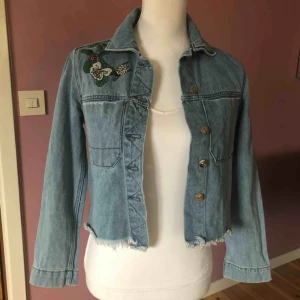 H&M denim jacka - H&M Denim jacka använd ett fåtal gånger. Fin skick som ny. Stl.32  100kr (Köparen står för frakt)
