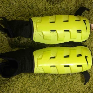  - Benskydd för fotbollsspelare. Använde när jag var yngre och spelade fotboll, sitter bra vid foten eftersom att den har en ankelstrumpa vid fotknölen.  Kan frakta vart som men köparen står för priset för frakten. 