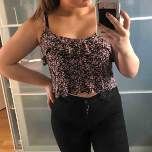  - Blommigt linne ifrån primemark super fin!! S Köparen står för frakten!!