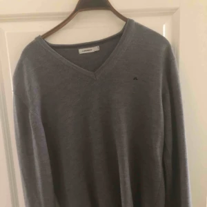  - Ett litet hål vid vänster armbåge, inte synligt dock. Därav priset.