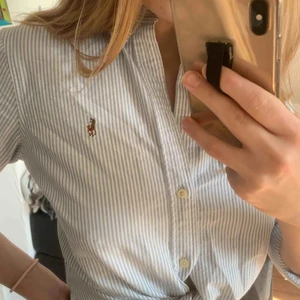  - Blå/vit randig Ralph Lauren skjorta i storlek M